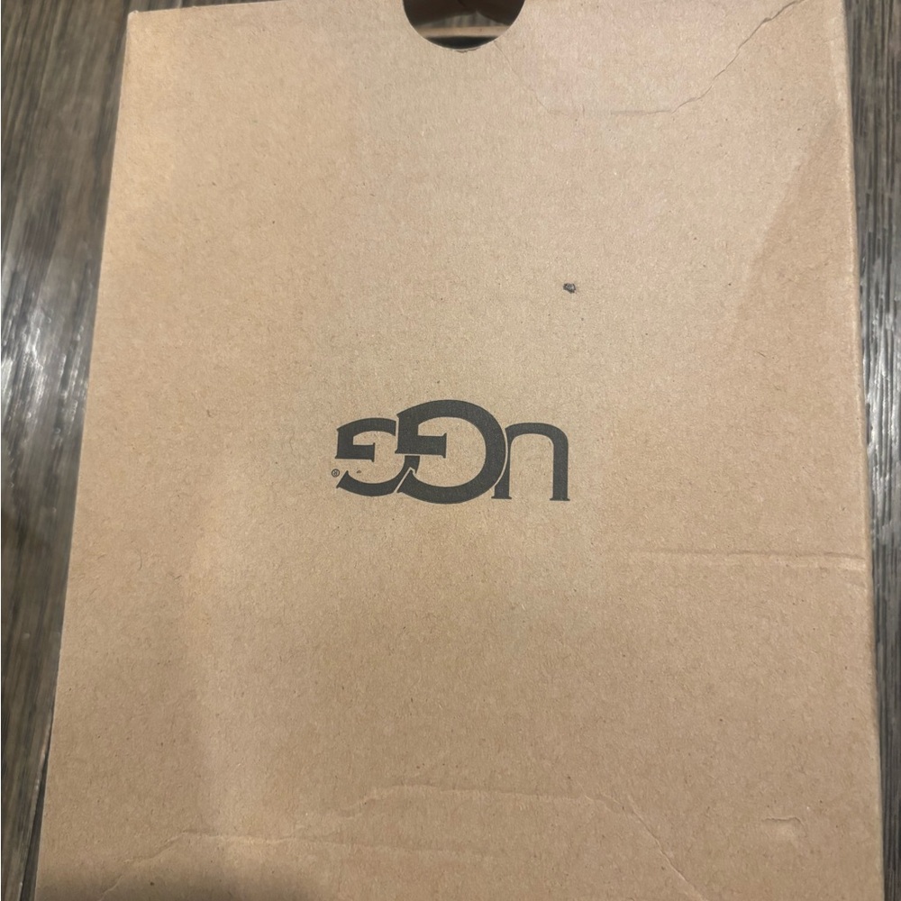BNWT UGG Hamden  shoes